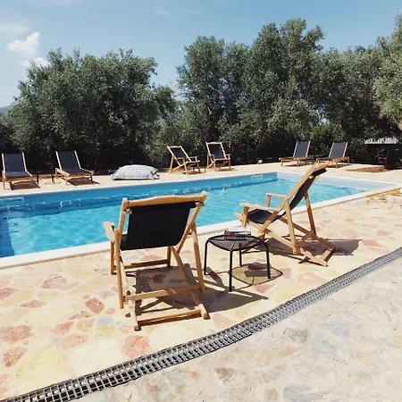Wunderschoenes In Agios Stefanos Foutia